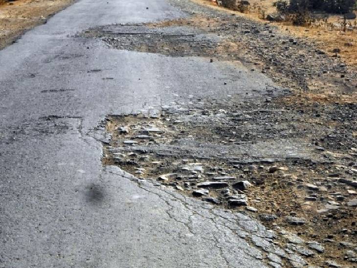  सड़क के अधूरे और गुणवत्ताहीन निर्माण कार्यों तथा उखड़ी सड़क पर ठेकेदारों को नोटिस